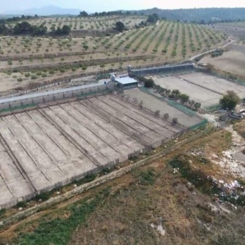 Foto instalaciones naves y corral al aire libre
